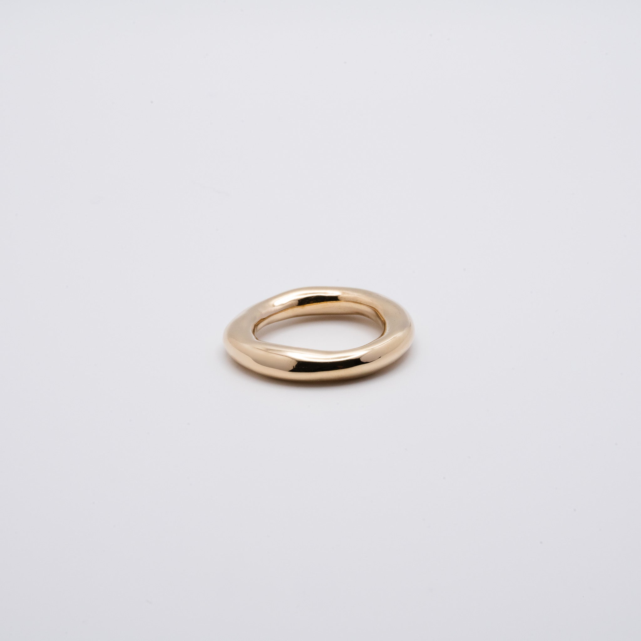 Organic ring in gold